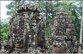 Le temple de Bayon, qui date de la fin du XII ème siècle, est composé de 54 tours ornées de têtes de Bouddha ressemblant à Jayavarman VII. (23)