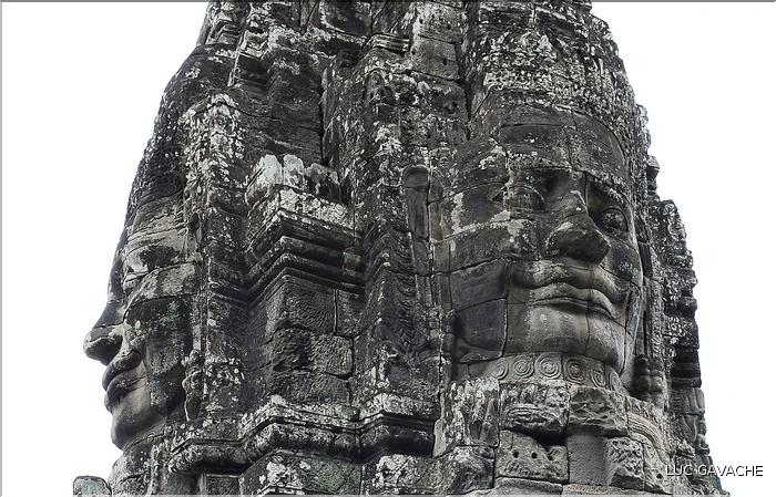 Le temple de Bayon, qui date de la fin du XII ème siècle, est composé de 54 tours ornées de têtes de Bouddha ressemblant à Jayavarman VII. (26)