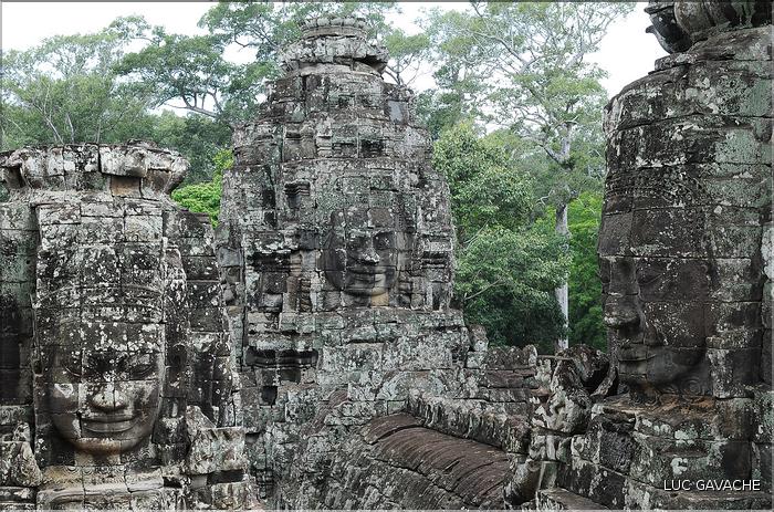 Le temple de Bayon, qui date de la fin du XII ème siècle, est composé de 54 tours ornées de têtes de Bouddha ressemblant à Jayavarman VII. (29)