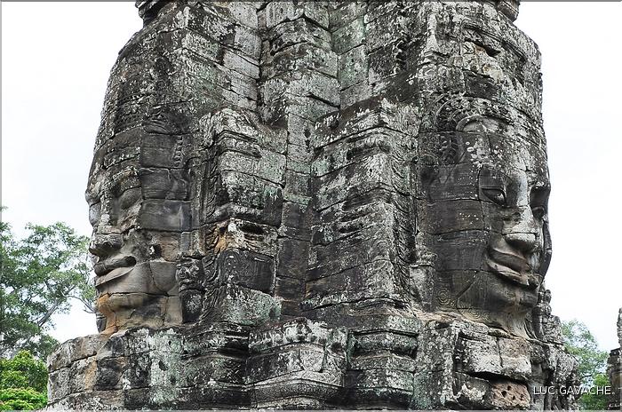 Le temple de Bayon, qui date de la fin du XII ème siècle, est composé de 54 tours ornées de têtes de Bouddha ressemblant à Jayavarman VII. (41)