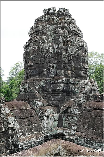 Le temple de Bayon, qui date de la fin du XII ème siècle, est composé de 54 tours ornées de têtes de Bouddha ressemblant à Jayavarman VII. (50)