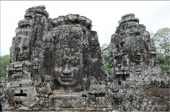 Le temple de Bayon, qui date de la fin du XII ème siècle, est composé de 54 tours ornées de têtes de Bouddha ressemblant à Jayavarman VII. (53)