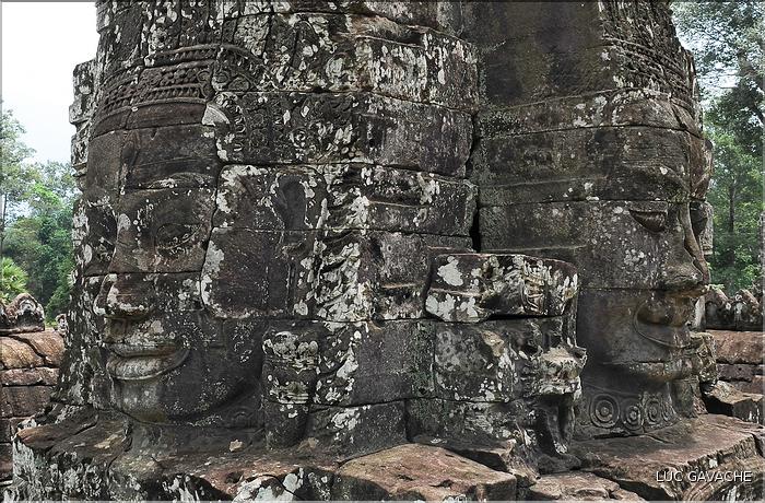 Le temple de Bayon, qui date de la fin du XII ème siècle, est composé de 54 tours ornées de têtes de Bouddha ressemblant à Jayavarman VII. (54)