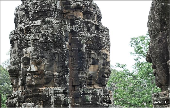 Le temple de Bayon, qui date de la fin du XII ème siècle, est composé de 54 tours ornées de têtes de Bouddha ressemblant à Jayavarman VII. (55)