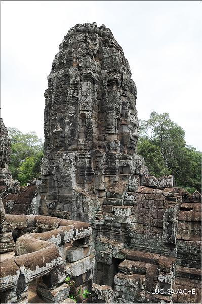 Le temple de Bayon, qui date de la fin du XII ème siècle, est composé de 54 tours ornées de têtes de Bouddha ressemblant à Jayavarman VII. (59)