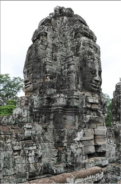 Le temple de Bayon, qui date de la fin du XII ème siècle, est composé de 54 tours ornées de têtes de Bouddha ressemblant à Jayavarman VII. (60)