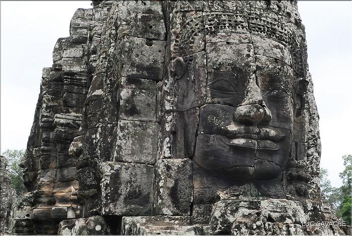 Le temple de Bayon, qui date de la fin du XII ème siècle, est composé de 54 tours ornées de têtes de Bouddha ressemblant à Jayavarman VII. (61)