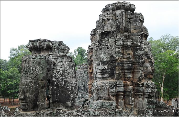 Le temple de Bayon, qui date de la fin du XII ème siècle, est composé de 54 tours ornées de têtes de Bouddha ressemblant à Jayavarman VII. (63)