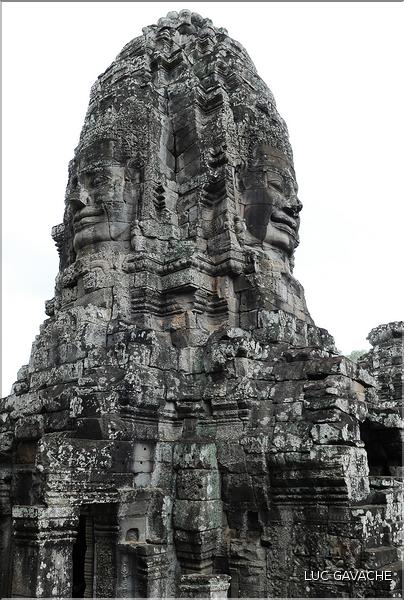 Le temple de Bayon, qui date de la fin du XII ème siècle, est composé de 54 tours ornées de têtes de Bouddha ressemblant à Jayavarman VII. (64)