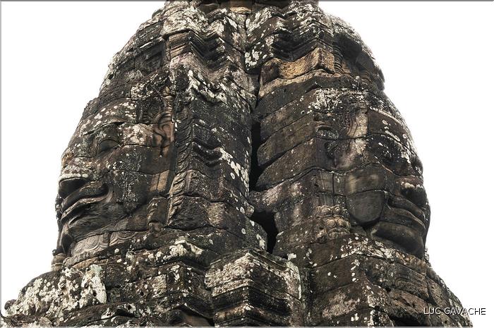 Le temple de Bayon, qui date de la fin du XII ème siècle, est composé de 54 tours ornées de têtes de Bouddha ressemblant à Jayavarman VII. (66)