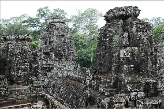 Le temple de Bayon, qui date de la fin du XII ème siècle, est composé de 54 tours ornées de têtes de Bouddha ressemblant à Jayavarman VII. (67)