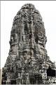 Le temple de Bayon, qui date de la fin du XII ème siècle, est composé de 54 tours ornées de têtes de Bouddha ressemblant à Jayavarman VII. (68)
