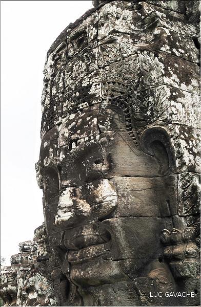 Le temple de Bayon, qui date de la fin du XII ème siècle, est composé de 54 tours ornées de têtes de Bouddha ressemblant à Jayavarman VII. (69)