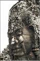 Le temple de Bayon, qui date de la fin du XII ème siècle, est composé de 54 tours ornées de têtes de Bouddha ressemblant à Jayavarman VII. (69)