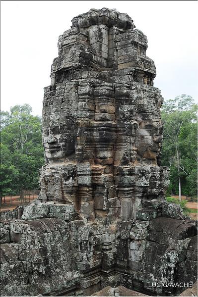 Le temple de Bayon, qui date de la fin du XII ème siècle, est composé de 54 tours ornées de têtes de Bouddha ressemblant à Jayavarman VII. (70)