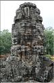 Le temple de Bayon, qui date de la fin du XII ème siècle, est composé de 54 tours ornées de têtes de Bouddha ressemblant à Jayavarman VII. (70)