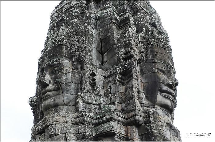 Le temple de Bayon, qui date de la fin du XII ème siècle, est composé de 54 tours ornées de têtes de Bouddha ressemblant à Jayavarman VII. (71)