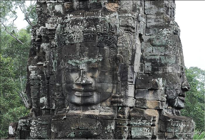 Le temple de Bayon, qui date de la fin du XII ème siècle, est composé de 54 tours ornées de têtes de Bouddha ressemblant à Jayavarman VII. (72)