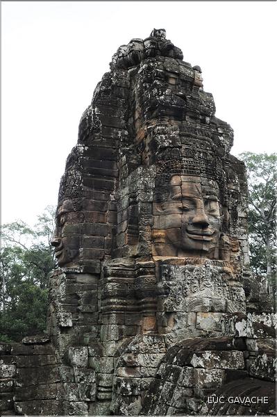 Le temple de Bayon, qui date de la fin du XII ème siècle, est composé de 54 tours ornées de têtes de Bouddha ressemblant à Jayavarman VII. (73)