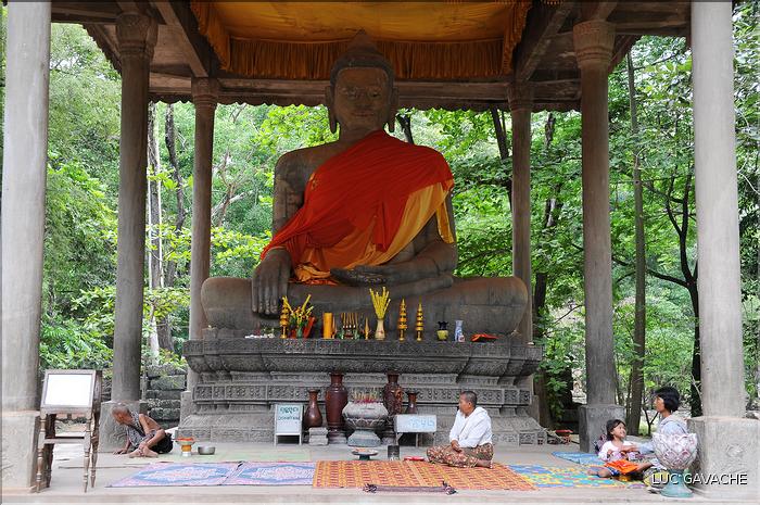 Face au temple de Bayon, un lieu de dévotions à Bouddha. (2)