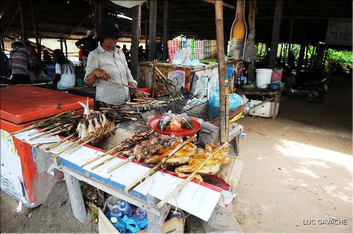 Un petit marché dans les environs de Siem Reap. (2)