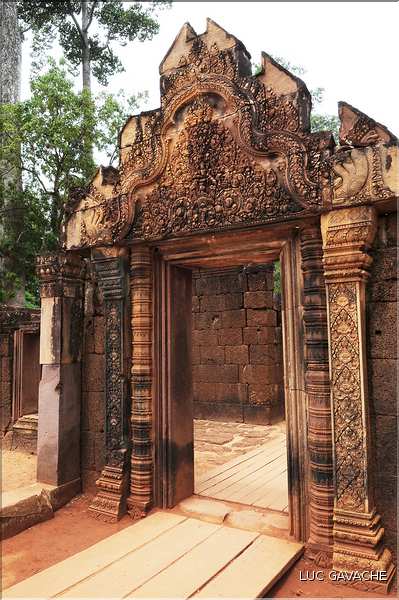 Le Magnifique petit temple Brahmane de Bantéay Srei date du X ème siècle et est construit en grès rose. (1)