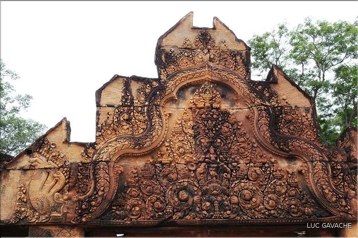 Le Magnifique petit temple Brahmane de Bantéay Srei date du X ème siècle et est construit en grès rose. (2)