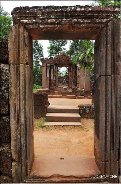 Le Magnifique petit temple Brahmane de Bantéay Srei date du X ème siècle et est construit en grès rose. (3)