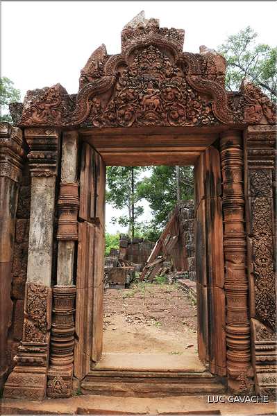 Le Magnifique petit temple Brahmane de Bantéay Srei date du X ème siècle et est construit en grès rose. (4)