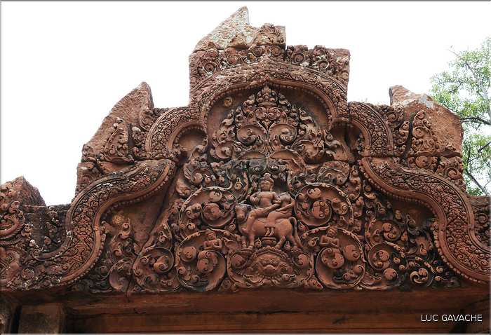 Le Magnifique petit temple Brahmane de Bantéay Srei date du X ème siècle et est construit en grès rose. (5)