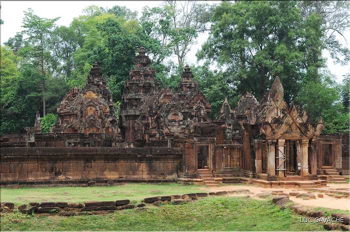 Le Magnifique petit temple Brahmane de Bantéay Srei date du X ème siècle et est construit en grès rose. (6)