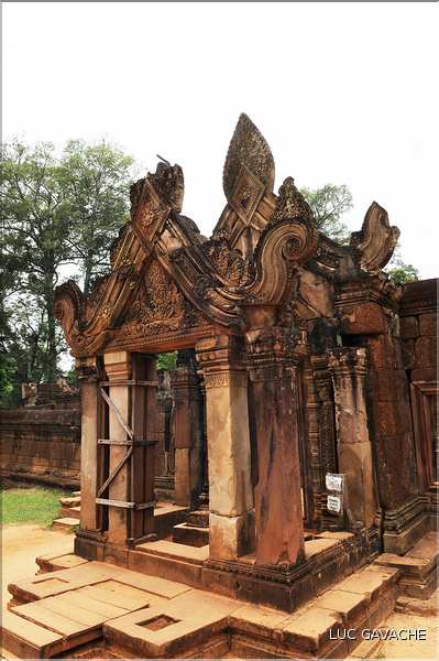 Le Magnifique petit temple Brahmane de Bantéay Srei date du X ème siècle et est construit en grès rose. (7)
