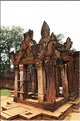 Le Magnifique petit temple Brahmane de Bantéay Srei date du X ème siècle et est construit en grès rose. (7)