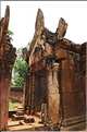 Le Magnifique petit temple Brahmane de Bantéay Srei date du X ème siècle et est construit en grès rose. (8)