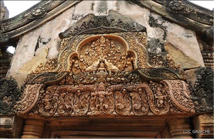 Le Magnifique petit temple Brahmane de Bantéay Srei date du X ème siècle et est construit en grès rose. (9)