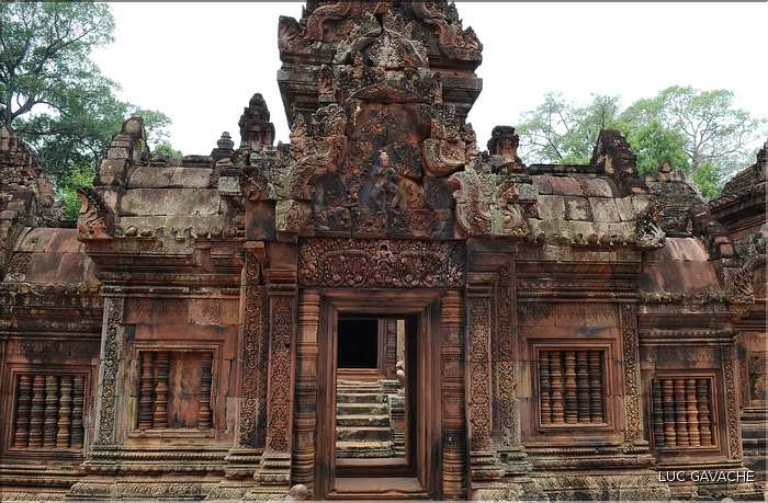 Le Magnifique petit temple Brahmane de Bantéay Srei date du X ème siècle et est construit en grès rose. (10)