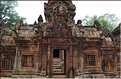 Le Magnifique petit temple Brahmane de Bantéay Srei date du X ème siècle et est construit en grès rose. (10)