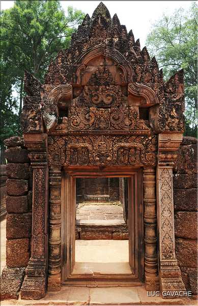 Le Magnifique petit temple Brahmane de Bantéay Srei date du X ème siècle et est construit en grès rose. (11)