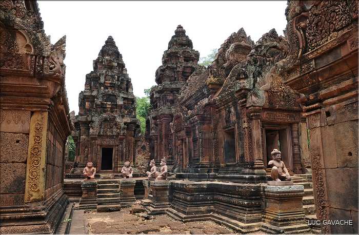 Le Magnifique petit temple Brahmane de Bantéay Srei date du X ème siècle et est construit en grès rose. (13)