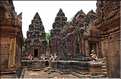 Le Magnifique petit temple Brahmane de Bantéay Srei date du X ème siècle et est construit en grès rose. (13)