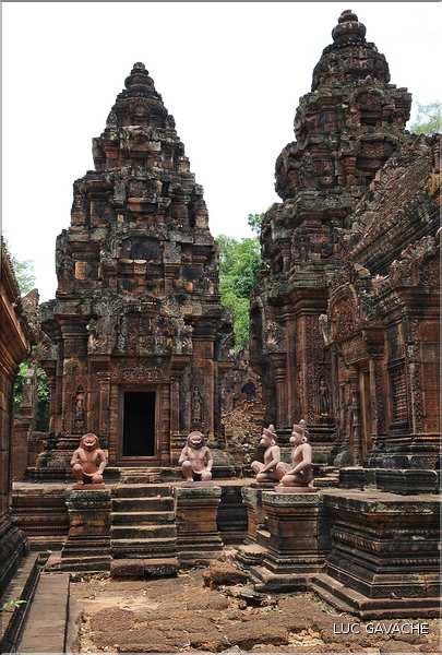 Le Magnifique petit temple Brahmane de Bantéay Srei date du X ème siècle et est construit en grès rose. (14)