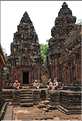 Le Magnifique petit temple Brahmane de Bantéay Srei date du X ème siècle et est construit en grès rose. (14)