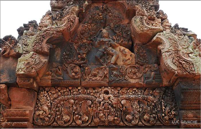 Le Magnifique petit temple Brahmane de Bantéay Srei date du X ème siècle et est construit en grès rose. (17)