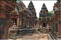 Le Magnifique petit temple Brahmane de Bantéay Srei date du X ème siècle et est construit en grès rose. (18)