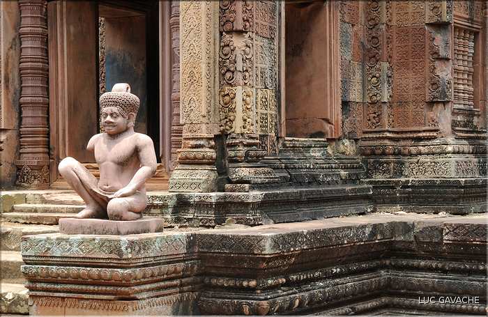 Le Magnifique petit temple Brahmane de Bantéay Srei date du X ème siècle et est construit en grès rose. (19)