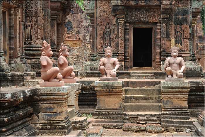 Le Magnifique petit temple Brahmane de Bantéay Srei date du X ème siècle et est construit en grès rose. (20)