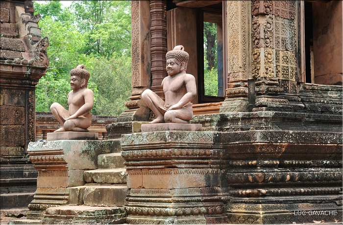 Le Magnifique petit temple Brahmane de Bantéay Srei date du X ème siècle et est construit en grès rose. (21)