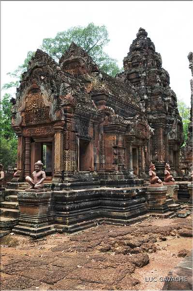 Le Magnifique petit temple Brahmane de Bantéay Srei date du X ème siècle et est construit en grès rose. (22)
