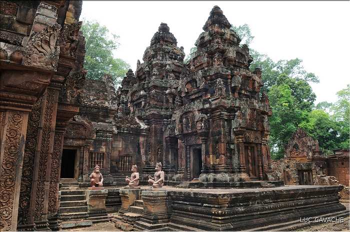Le Magnifique petit temple Brahmane de Bantéay Srei date du X ème siècle et est construit en grès rose. (23)