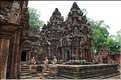 Le Magnifique petit temple Brahmane de Bantéay Srei date du X ème siècle et est construit en grès rose. (23)